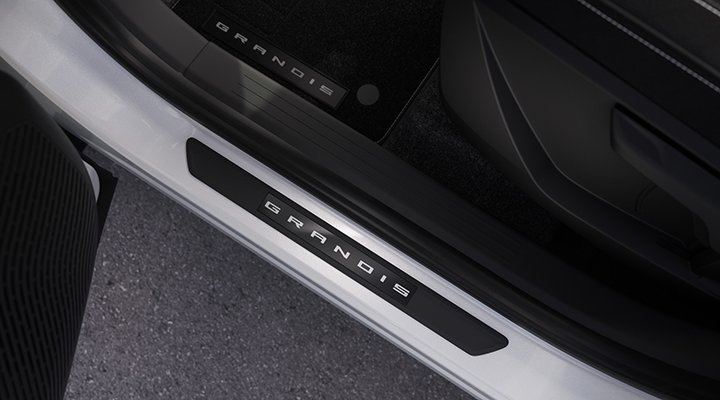 Nové Mitsubishi Grandis: Prahové lišty