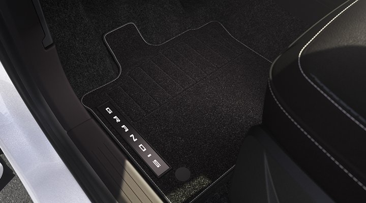 Nové Mitsubishi Grandis: Sada textilních rohoží